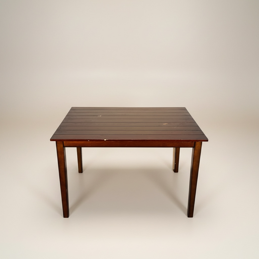 Mesa de comedor cuadrada con cubierta de madera en tono tabaco o café oscuro, la cubierta y las patas están con rayones y piquetes – Go Vintage