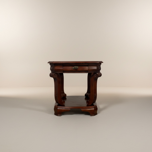 Mesa lateral de madera estilo tradicional de la marca Ashley, modelo Alymere cuenta con un cajón y un estante inferior , cantidad dos, buen estado, ambos – Go Vintage