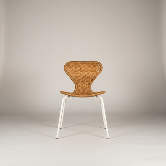 Silla IKEA Älusta con asiento de ratan tejido a mano y estructura de metal blanco, cantidad dos una de las sillas tiene desbordado las costuras en un borde cantidad dos – Go Vintage