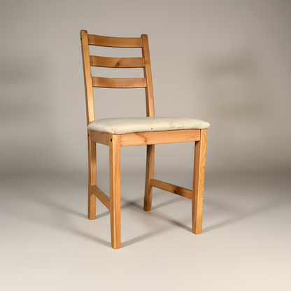 Silla de comedor de madera, maciza con asiento, tapizado, beige, modelo Tonstad IKEA, detalles manchas en el cojín – Go Vintage