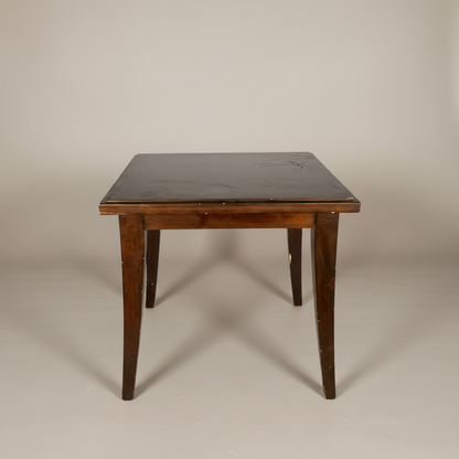 Mesa cuadrada, trámontina de madera, marrón oscuro, con acabado color, tabaco. Detalles presenta Rayones en diferentes partes de la mesa. – Go Vintage