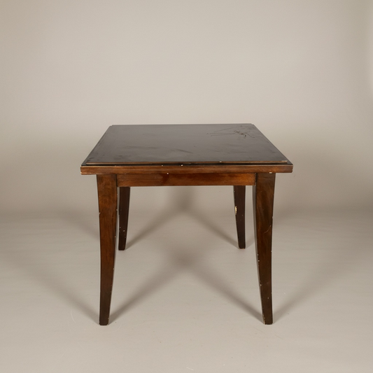 Mesa cuadrada, trámontina de madera, marrón oscuro, con acabado color, tabaco. Detalles presenta Rayones en diferentes partes de la mesa. – Go Vintage