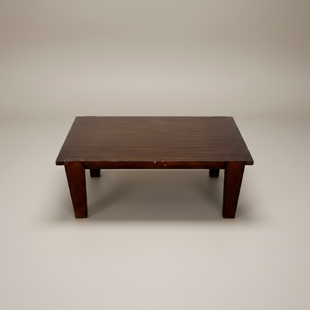 Mesa de centro estilo rústico contemporáneo con patas robustas y un acabado de chocolate, la mesa está con rayones y piquetes – Go Vintage