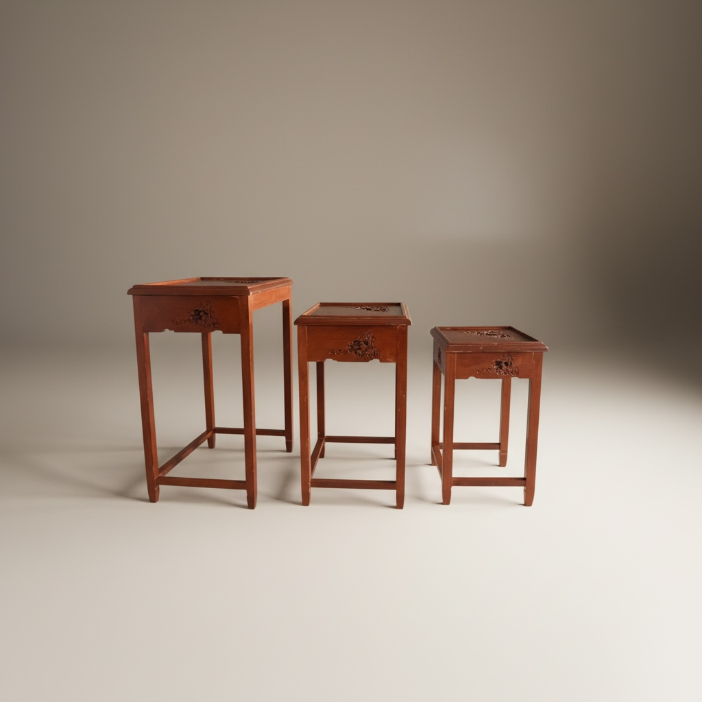 Conjunto de mesas de madera tallada con motivos orientales 3 unidades – Go Vintage