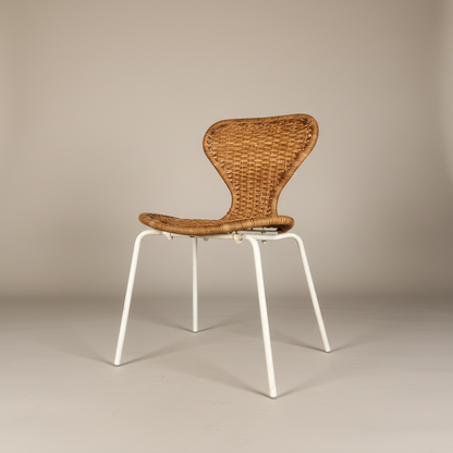 Silla IKEA Älusta con asiento de ratan tejido a mano y estructura de metal blanco, cantidad dos una de las sillas tiene desbordado las costuras en un borde cantidad dos – Go Vintage