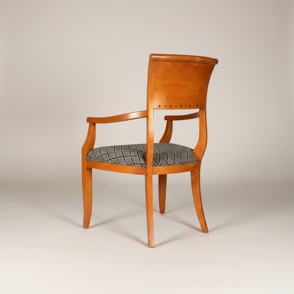 Silla sillón de estilo neoclasico fabricado en arce macizo con tapicera de seda motivo geométrico, una de las sillas tiene los cojines sucios, cantidad cuatro – Go Vintage
